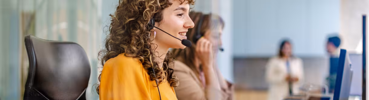 Klachtenbeleid-vrouw aan telefoon-klantendienst