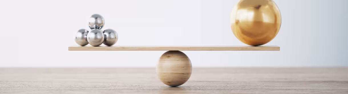 Kredietversterking-ballen op weegschaal-in balans